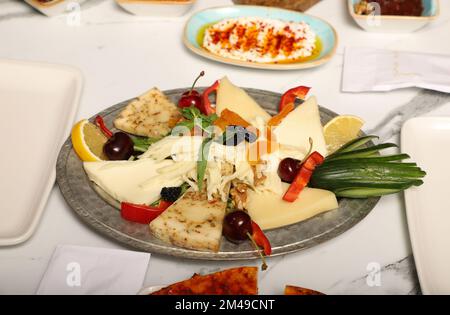 Traditionelles türkisches Frühstück mit traditionellem türkischem Tee auf einem Marmortisch Stockfoto