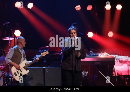 Foto von Horace (links) und Terry Hall (Mitte) aus dem Film The Specials während der Dreharbeiten für die Graham Norton Show im BBC Studioworks 6 Television Centre, Wood Lane, London, vom 25. Juni 09/19. Terry Hall, der Leadsänger der Specials, ist im Alter von 63 Jahren nach einer kurzen Krankheit gestorben, wie die Band angekündigt hat. Ausgabedatum: Donnerstag, 25. April 2019. Stockfoto