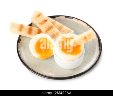 Teller mit weich gekochten Eiern und getoastetem Brot auf weißem Hintergrund Stockfoto