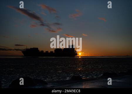 Frachtschiff verlässt Hafen auf offene See in Teilmenge Stockfoto