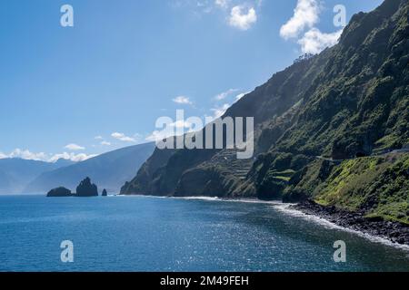 Küstenlandschaft, Klippen in der Nähe von Porto Moniz im Nordwesten der Insel Madeira, Portugal Stockfoto