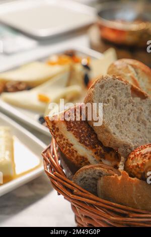 Traditionelles türkisches Frühstück mit traditionellem türkischem Tee auf einem Marmortisch Stockfoto