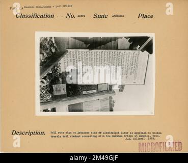 Mautschild auf der Arkansas-Seite des Mississippi River. Originalunterschrift: Mautschild auf der Arkansas-Seite des Mississippi River bei der Anfahrt zum hölzernen Baumwoll-Viadukt, das mit der Harahan-Brücke in Memphis, Tennessee, verbunden ist. J. K. Hillers. 1929. Bundesstaat: Arkansas. Stockfoto