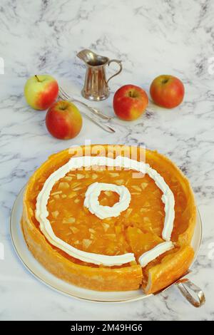 Schwäbische Küche, Apfelkuchen mit Äpfeln, schwäbische Backspezialität, aus dem Ofen, gebacken, süßer Kuchen, Apfelkuchen, Apfelstücke, Hausmannskost Stockfoto