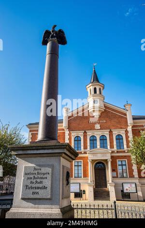 Siegessäule vor dem Rathaus von Liebenwalde, Oberhavel, Brandenburg, Deutschland Stockfoto