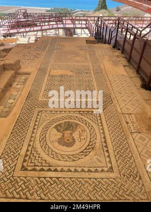 Kourion, Episkopi, Zypern: Ruinen und Mosaiken der Bäder und des Hauses Eustolios in Kourion Stockfoto