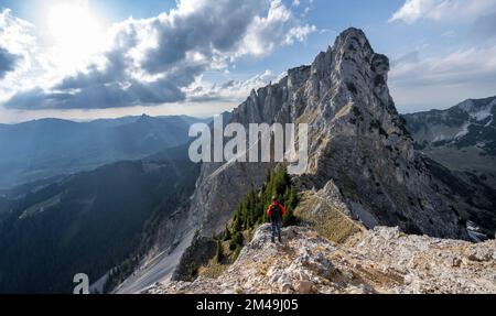 Kletterer auf dem Kamm zwischen Rote Flueh und Schartschrofen, Blick auf den felsigen Gipfel von Schartschrofen, Tannheimer Berge, Allgaeu, Bayern, Deutschland Stockfoto