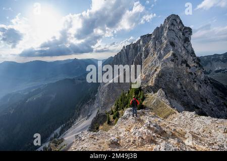 Kletterer auf dem Kamm zwischen Rote Flueh und Schartschrofen, Blick auf den felsigen Gipfel von Schartschrofen, Tannheimer Berge, Allgaeu, Bayern, Deutschland Stockfoto