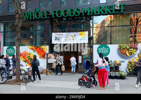 Leute vor einem Whole Foods Market in der Tribeca Nachbarschaft in Manhattan, New York. Stockfoto
