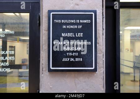Eine Gedenktafel zur Erinnerung an die Umbenennung eines US-Postamts in das Mabel Lee Memorial Post Office zu Ehren von Dr. Mabel Lee durch einen Kongressakt. Stockfoto