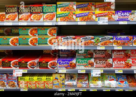 Schachteln mit japanischem Curry-Gewürzmischung auf einem Regal im Supermarkt. Vermont Curry, Golden Curry, Kokumaro Curry in einem asiatischen Lebensmittelgeschäft. Stockfoto