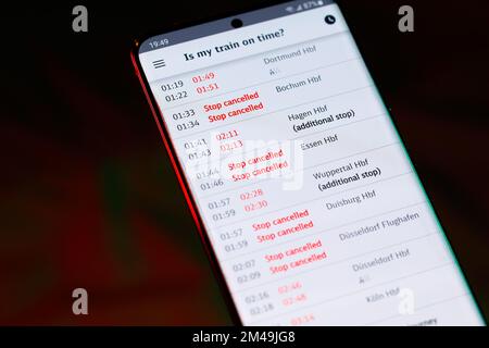 Verspätung! Eine Zugverspätung und Umleitungsbenachrichtigung auf der Deutschen Bahn App. DIE DB ist das nationale Eisenbahnunternehmen in Deutschland, das kurz- und Langstrecken betreibt Stockfoto