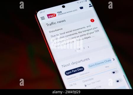 Eine Warnmeldung des Eisenbahnstreikdienstes auf der SNCF-Website. Die SNCF ist das französische Eisenbahnunternehmen, das kurz- bis Fernzüge betreibt. Stockfoto