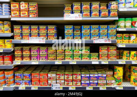 Dosen mit Spam, verschiedene Sorten Spam und anderes Dosenfleisch auf einem Regal im Supermarkt. Stockfoto