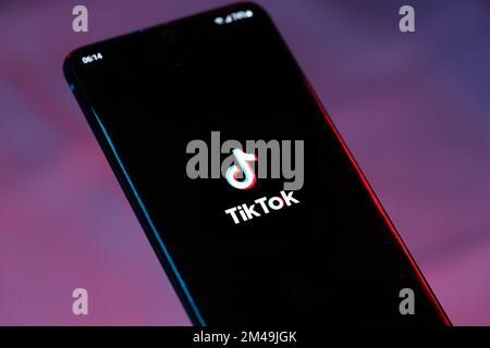 Das TikTok-Logo auf einem Smartphone. TikTok ist ein Kurzform-Video-Social-Media-Unternehmen von Bytedance. Stockfoto