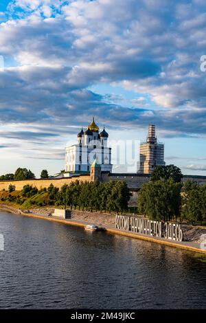 kreml und Dreifaltigkeitskathedrale in Pskov, UNESCO-Weltkulturerbe Pskov, Russland Stockfoto