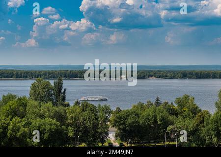 Überblicken Sie die Wolga vom Monument of Glory, Samara, Russland Stockfoto