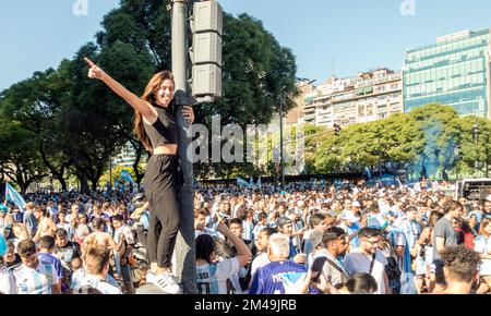 Argentinische Fans auf der Avenida 9 de Julio (9.. Juli) in Buenos Aires, Argentinien, feiern ihre Nationalmannschaft, die die FIFA-Weltmeisterschaft 2022 gewonnen hat Stockfoto