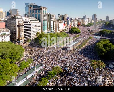Fans auf der Avenida 9 de Julio (9.. Juli Avenue) in Buenos Aires, Argentinien feiern den Sieg der FIFA-Weltmeisterschaft 2022 Stockfoto