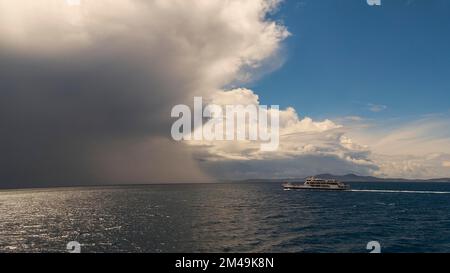 Fähre von Korfu nach Igoumenitsa, regnerisches Wetter, Gewitterwolken, schweres Wetter, Ankunft und Abfahrt mit dem Boot, Insel Korfu, Ionische Inseln, Griechenland Stockfoto