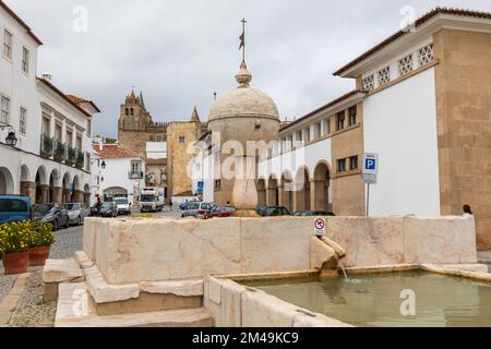 Evora, Portugal - Oktober 25,2022: Straßenblick auf das antike Evora, das zum UNESCO-Weltkulturerbe gehört, mit einer Geschichte, die fünf Jahrtausende zurückreicht. Stockfoto