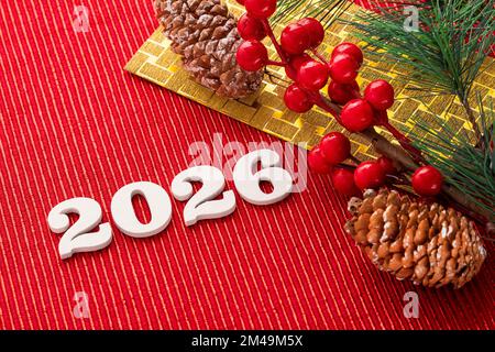 Frohes neues Jahr 2026 - Weiße Holzbriefe auf rotem Hintergrund Stockfoto