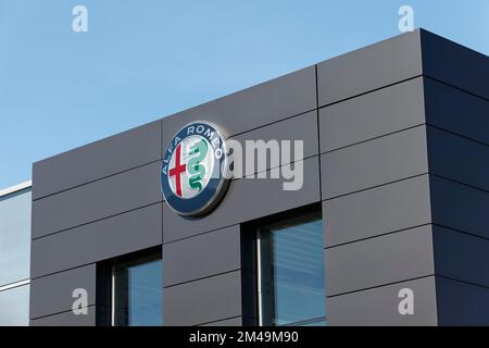 Die Marke Alfa Romeo, Logo auf einem Autohändler, Düsseldorf, Nordrhein-Westfalen, Deutschland Stockfoto