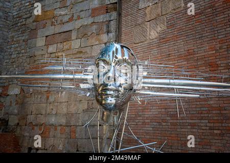 Skulpturen neben dem Eingang zum Museo Diocesa de Barcelona, Katalonien, Spanien Stockfoto