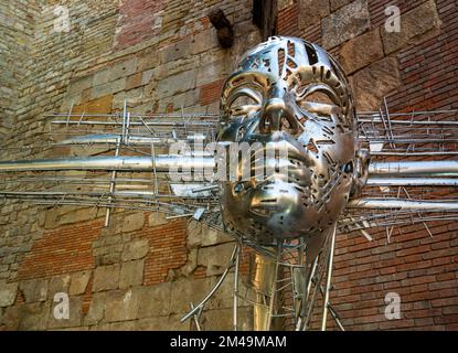 Skulpturen neben dem Eingang zum Museo Diocesa de Barcelona, Katalonien, Spanien Stockfoto