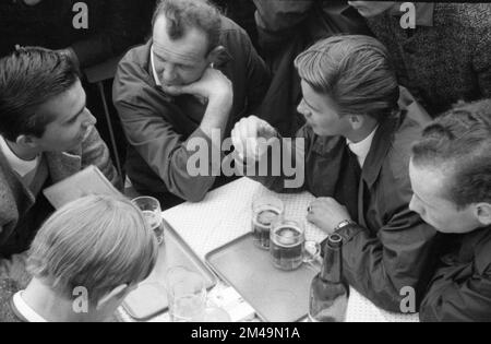 Das Bild wurde zwischen 1965 und 1971 aufgenommen und zeigt einen fotografischen Eindruck des Alltags in dieser Zeit der DDR. Berliner (Ost-)Arbeitnehmer Stockfoto