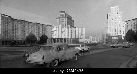 Das Bild wurde in den Jahren 1965 bis 1971 aufgenommen und zeigt einen fotografischen Eindruck des Alltags in dieser Zeit der DDR. Berlin (Ost) Stockfoto