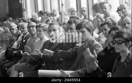 Die Gründerparteikonferenz der Partei Aktion demokratischer Fortschritt (ADF), einer nach dem DKP und der DFU linken Partei, am 2. November 1968 in Stockfoto