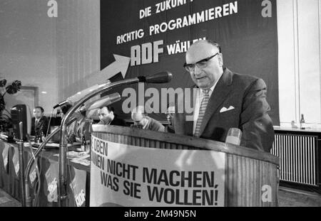 Die Gründerparteikonferenz der Partei Aktion demokratischer Fortschritt (ADF), einer nach dem DKP und der DFU linken Partei, am 2. November 1968 in Stockfoto