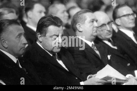 Franz Josef Strauss auf einer Konferenz mit Bundeswehrpersonal im Ruhrgebiet 1965. Franz Josef Strauss (2. von links) Heinz Kuehn (2. Stockfoto