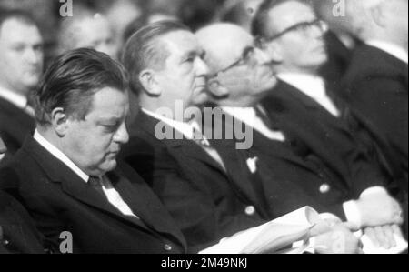 Franz Josef Strauss auf einer Konferenz mit Bundeswehrpersonal im Ruhrgebiet 1965. Franz Josef Strauss (1. von links) Heinz Kuehn (2. Stockfoto