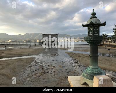 Miyajima Island, Hatsukaichi, Japan: Details zum Itsukushima Shinto Schrein Park, ein UNESCO-Weltkulturerbe und ein nationales Juwel Japans in S. Stockfoto