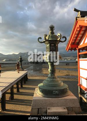 Miyajima Island, Hatsukaichi, Japan: Details zum Itsukushima Shinto Schrein Park, ein UNESCO-Weltkulturerbe und ein nationales Juwel Japans in S. Stockfoto