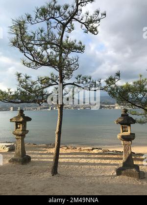 Miyajima Island, Hatsukaichi, Japan: Details zum Itsukushima Shinto Schrein Park, ein UNESCO-Weltkulturerbe und ein nationales Juwel Japans in S. Stockfoto