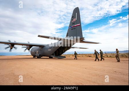 USA Nach dem simulierten Auftanken aus einem M1A2 Abrams-Tank in Fort Bliss, Texas, am 9. Dezember 2022 besteigen die Flieger der 40. Airlift-Staffel einen C-130J Super Hercules zum Abheben. Der Luftwaffenstützpunkt Dyess und Fort Bliss führten einen gemeinsamen Probelauf durch, um die Machbarkeit, die Einarbeitung in die Ausrüstung und die Probe der Betankungsoperationen zu bewerten. (USA Air Force Foto von Senior Airman Leon Redfern) Stockfoto