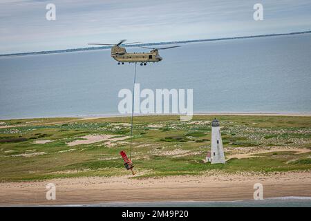 Ein Hubschrauber der Connecticut National Guard CH-47 Chinook trägt eine 14.000 kg schwere Boje vor der Küste von Nantucket, Massachusetts, 1. Juni 2022. Die Connecticut Nation Guard arbeitet häufig mit den USA zusammen Küstenwache, um Bojen zu Bergen, die sich aufgrund der Hebekraft ihrer CH-47-Flotte von ihren Anlegestellen lösen. Stockfoto