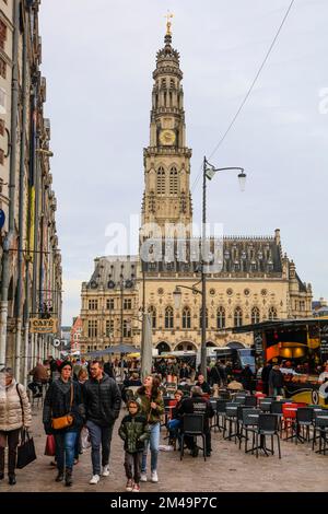 Gotisches Rathaus mit Glockenturm am Place des Heros, UNESCO-Weltkulturerbe, Altstadt von Arras, Departement Pas-de-Calais, Region Hauts-de-France Stockfoto