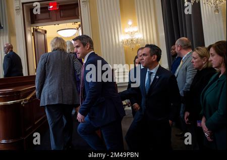 Washington, DC, USA, 19. Dezember 2022. Die Vertreterin der Vereinigten Staaten Zoe Lofgren (Demokrat von Kalifornien), links, der Vertreter der Vereinigten Staaten Adam Kinzinger (Republikaner von Illinois), die zweite von links, Und der Vertreter der Vereinigten Staaten, Pete Aguilar (Demokrat von Kalifornien), dritter von links, trifft am 10. Tag des United States House Select Committee ein, um die Anhörung zum Angriff auf das US Capitol am 19. Dezember 2022 am Capitol Hill in Washington, DC, am 6.. Januar zu untersuchen. Das Sonderkomitee des Hauses, das den Angriff auf die USA am 6. Januar 2021 untersucht Capitol wählte zum ersten Mal in amerikanischer His Stockfoto