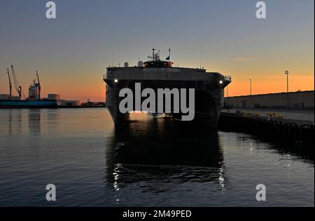 221218-N-AS200-0220 PORT HUENEME, KALIFORNIEN (NNS) (18. Dezember 2022) – die Expeditionsreise der Spitzenklasse USNS City of Bismarck (JHSV-9/T-EPF-9) führt eine Hafenanfahrt an Bord des Naval Base Ventura County (NBVC) Port Hueneme durch. Bismarck wird vom militärischen Sealift-Kommando der US Navy betrieben und ist das erste Marineschiff zu Ehren von Bismarck, North Dakota. NBVC ist eine strategisch günstig gelegene Marineanlage, die aus drei Betriebsstätten besteht: Point Mugu, Port Hueneme und San Nicolas Island. NBVC ist die Heimat der Pacific Seabees, West Coast E-2D Hawkeyes, 3 Kriegsführungszentren und 80 Stockfoto