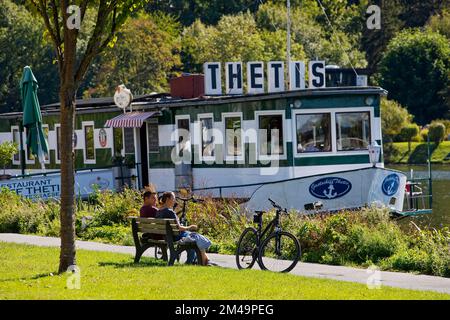 Fahrradfahrer im Restaurantschiff Thetis, Ruhrtalradweg, Kettwig, Essen, Ruhrgebiet, Nordrhein-Westfalen, Deutschland Stockfoto