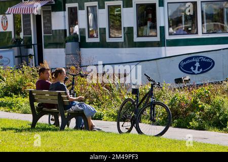 Fahrradfahrer im Restaurantschiff Thetis, Ruhrtalradweg, Kettwig, Essen, Ruhrgebiet, Nordrhein-Westfalen, Deutschland Stockfoto