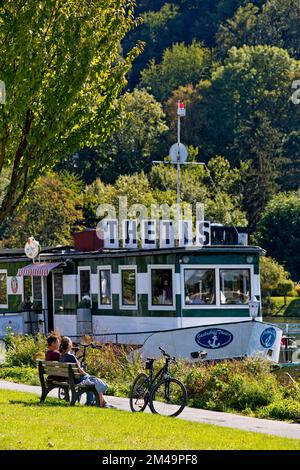 Fahrradfahrer im Restaurantschiff Thetis, Ruhrtalradweg, Kettwig, Essen, Ruhrgebiet, Nordrhein-Westfalen, Deutschland Stockfoto