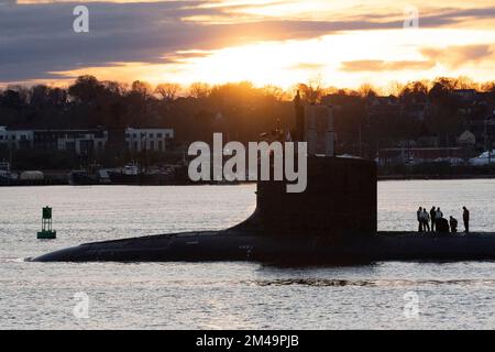 Das schnell angreifende U-Boot der Virginia-Klasse USS Indiana (SSN 789) fährt am Dienstag, den 29. November 2022, nach der Abfahrt vom U-Boot-Stützpunkt New London in Groton, Conn. Für Routineeinsätze die Themse hinunter. Indiana ist das U-Boot der 16.. Virginia-Klasse und ist das dritte US-Schiff Navy-Schiff zu Ehren des Hoosier State benannt. (USA Marinefoto von John Narewski) Stockfoto