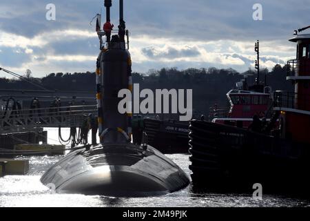 221218-N-GR655-0057 GROTON, STECKVERBINDER (18. Dezember 2022) – die USS South Dakota (SSN 790) bereitet sich auf eine Homecoming-Veranstaltung am Naval Submarine Base New London in Groton, Conn., 18. Dezember vor. South Dakota kehrte nach einem fünfmonatigen Einsatz zur Unterstützung der maritimen Strategie des Leiters der Marineeinsätze zum Homeport zurück. Das U-Boot USS South Dakota der Virginia-Klasse und seine Crew operieren unter dem Submarine Squadron (SUBRON) FOUR. Seine Hauptaufgabe ist es, Angriffs-U-Boote bereitzustellen, die bereit, willens und in der Lage sind, die einzigartigen Herausforderungen des Unterwasserkampfes zu meistern und Einsätze im Einsatz in Stockfoto