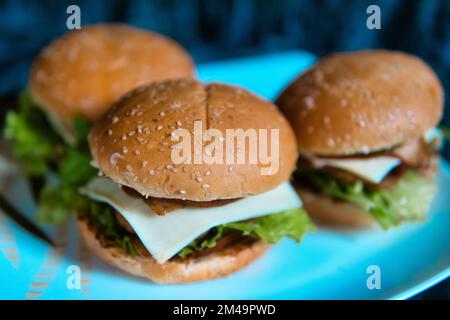 Aus nächster Nähe können Sie köstliche hausgemachte Burger genießen Stockfoto