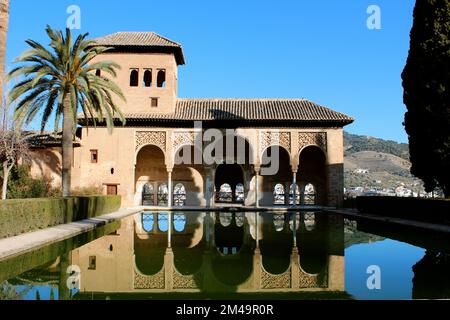 Ein wunderschöner Blick aus der Nähe auf den Partalpalast im Inneren der Festungsanlage Alhambra, Spanien Stockfoto